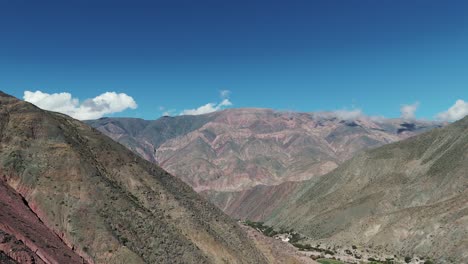 las altas montañas de los andes en jujuy, argentina