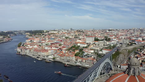 Spektakuläre-Luftaufnahme-Des-Flussufers-Von-Porto-An-Einem-Sonnigen-Tag-Mit-Blick-Auf-Den-Fluss-Douro-Und-Das-Berühmte-Viertel-Ribeira