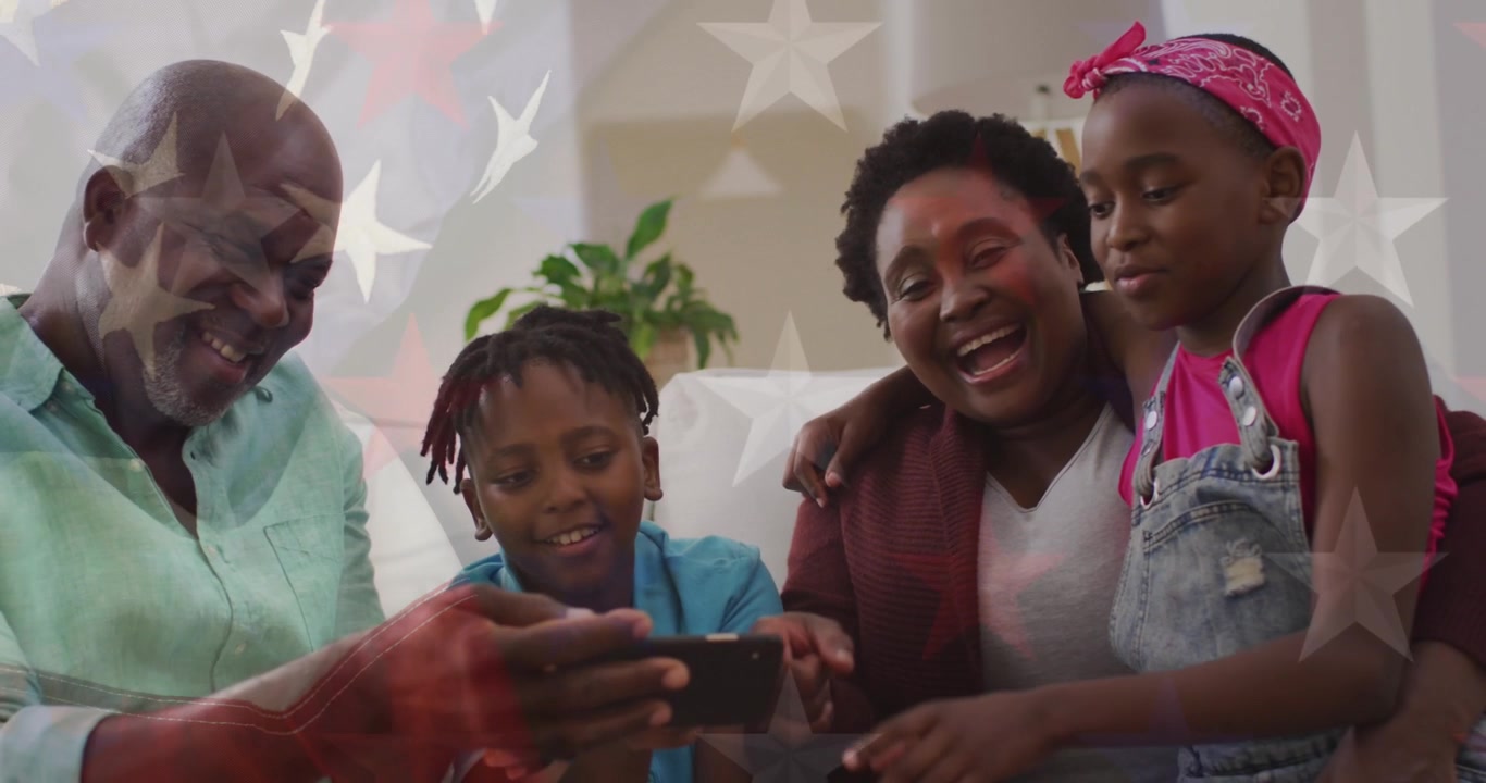 Glad afroamerikansk familie bruger smartphone sammen derhjemme