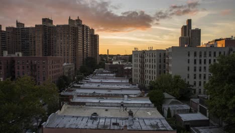el sol se pone sobre brooklyn mientras el vecindario bulle por debajo, lapso de tiempo