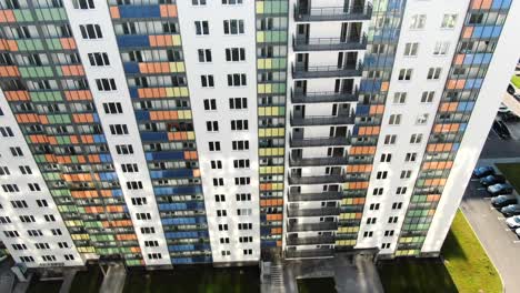 fachada colorida de un edificio de apartamentos