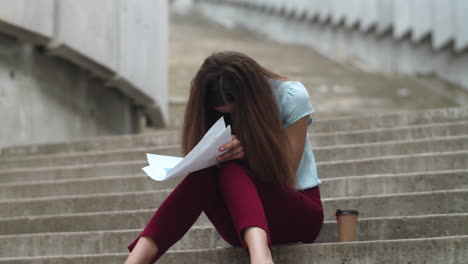 Mujer-De-Negocios-Mirando-Malas-Estadísticas-Financieras.-Gerente-Sentado-En-Las-Escaleras