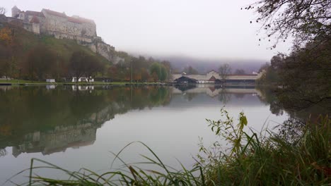 Schloss-Burghausen,-Das-Längste-Schloss-Der-Welt,-Das-Sich-An-Einem-Nebligen-Tag-In-Einem-See-Spiegelt