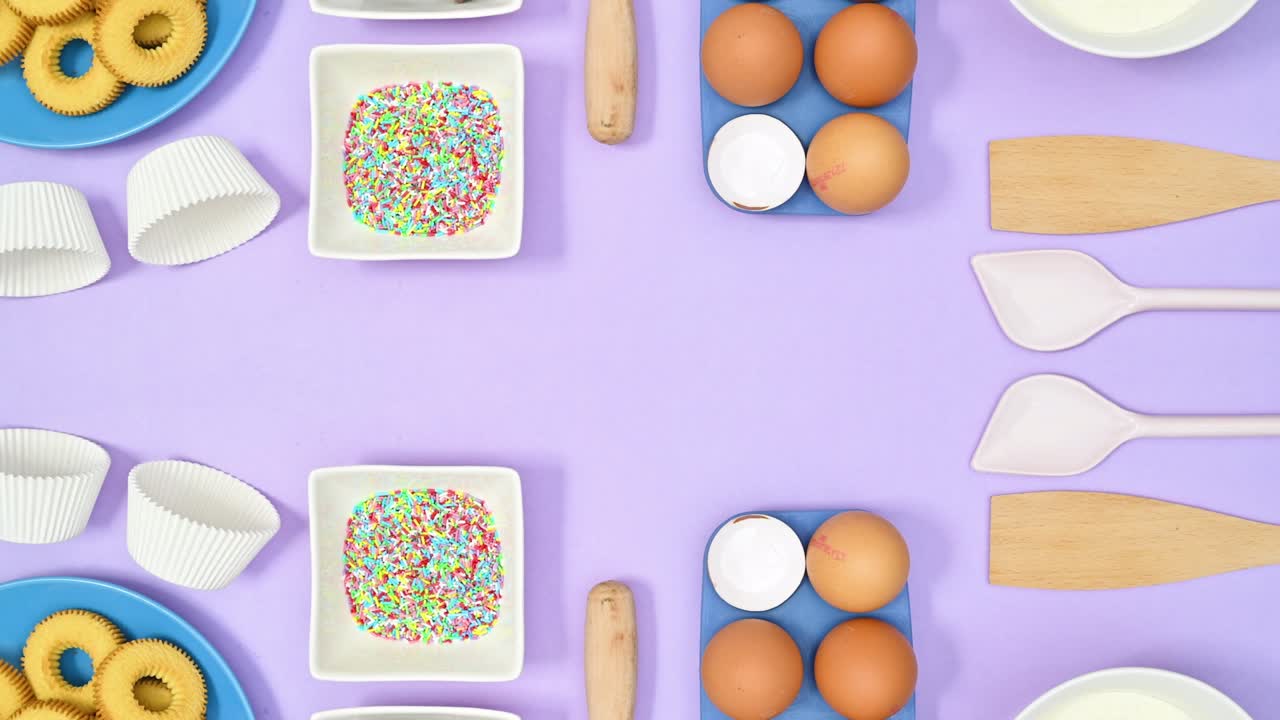 haciendo dulces galletas suministros se mueven en un fondo púrpura brillante. plano poner stop motion