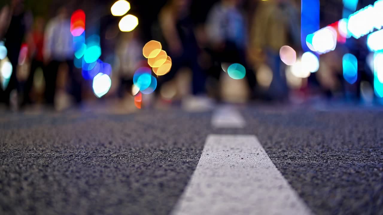 夜の街路をローアングルで撮影した動画。色鮮やかなボケの光が特徴的。