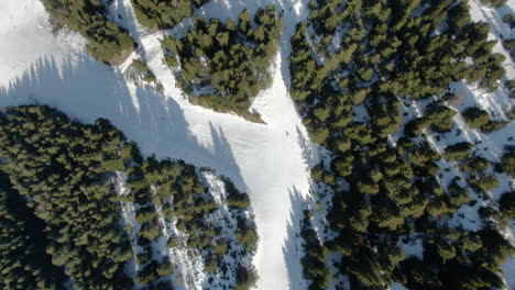 Drohnenaufnahme-Des-Schneebedeckten-Gipfels-Und-Der-Skipiste-In-Malyovitsa-In-Bulgarien