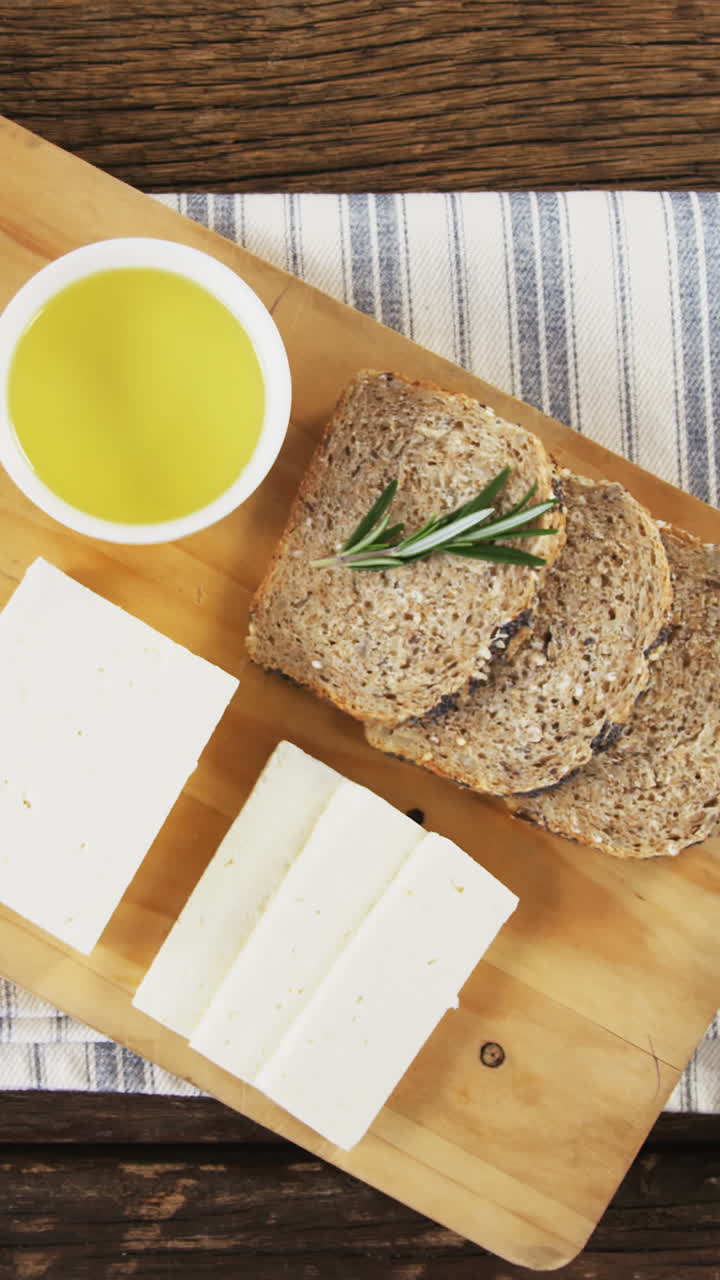Fette di pane, formaggio, salsa e coltello