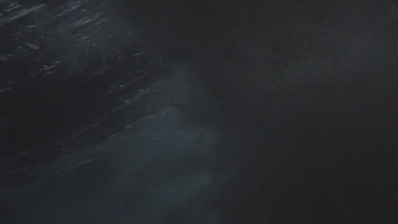 surfistas filipinos asiáticos disfrutando de pequeñas olas en un clima sombrío