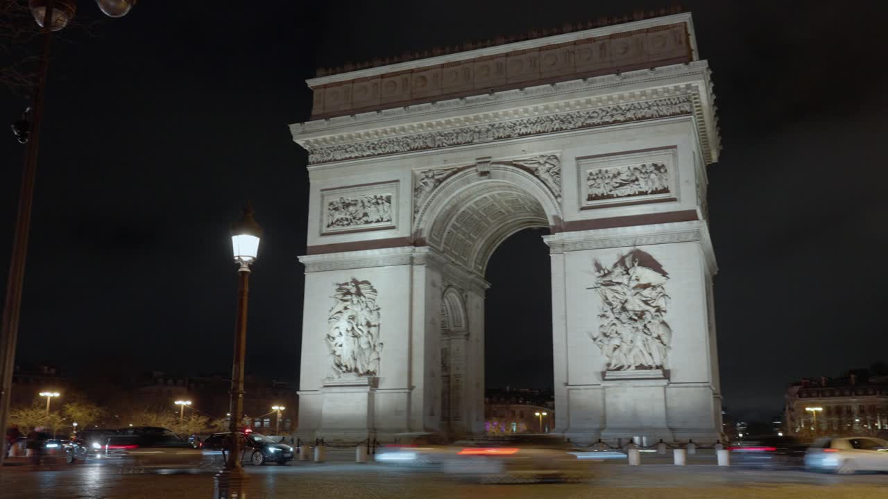 Arco di Trionfo di notte su una rotonda trafficata, Parigi, Francia