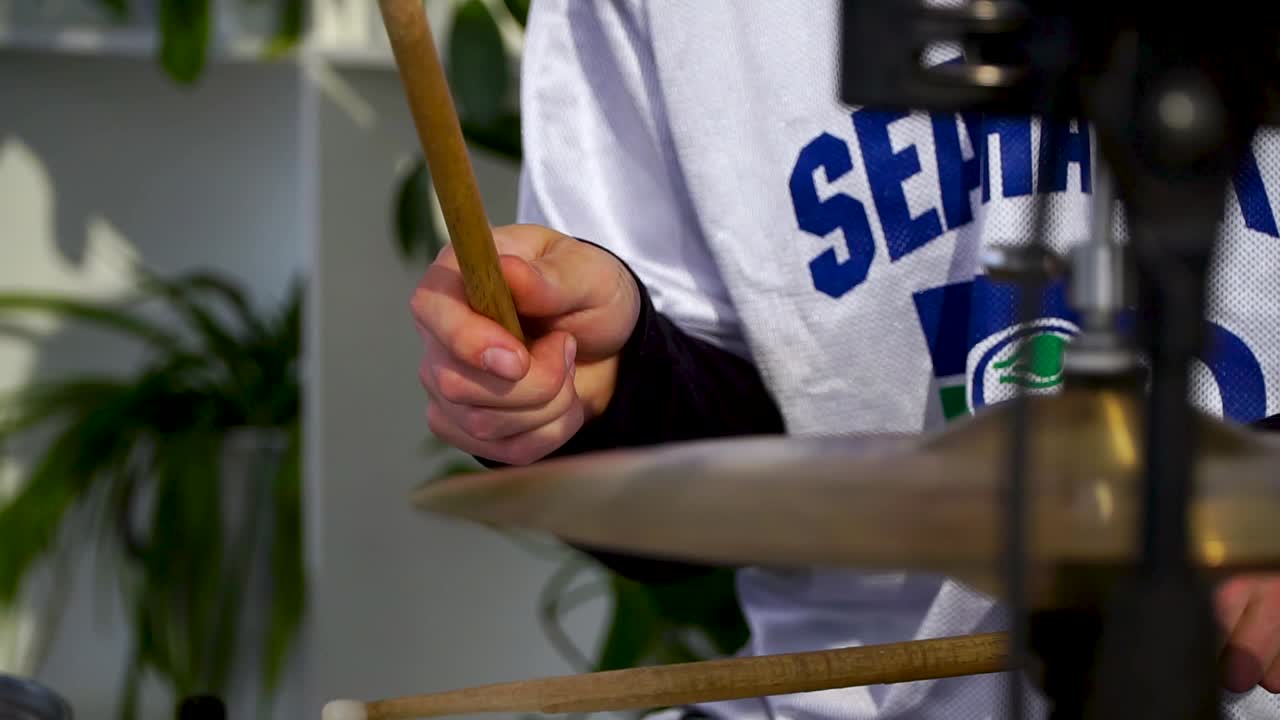 드럼을 연주하는 드럼 연주자