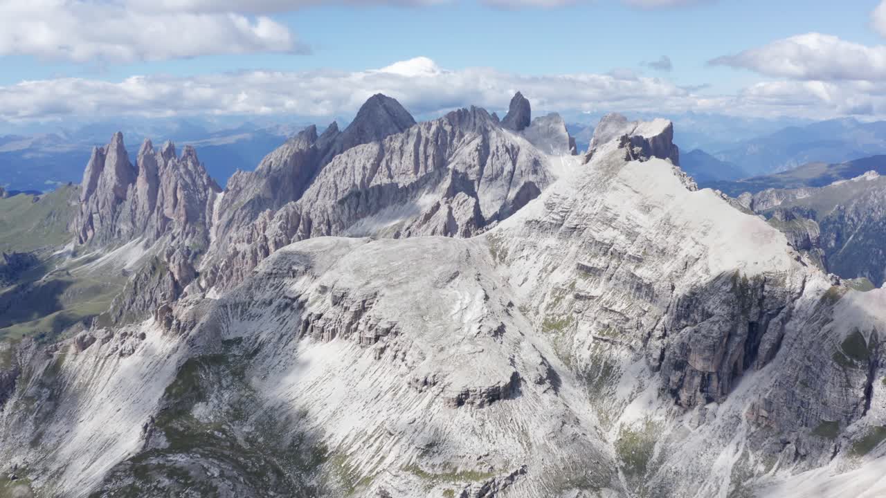 odle mountain group desde la vista aérea de seceda, dolomitas, tirol del sur, italia
