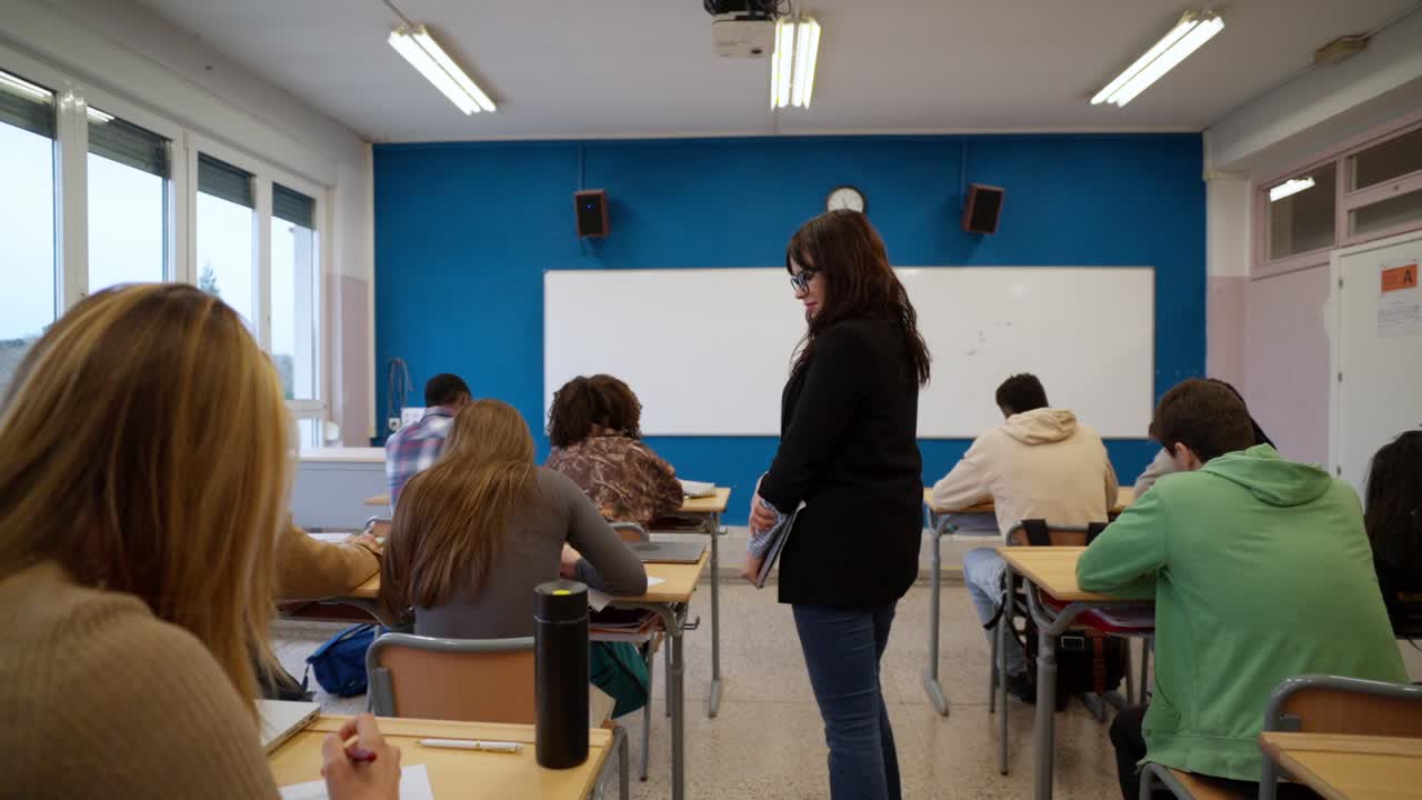 escena del aula con el maestro y los estudiantes