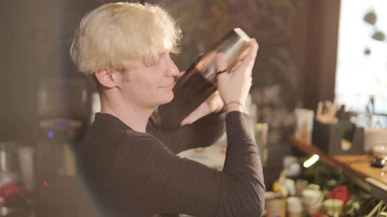 el camarero preparando un cóctel.