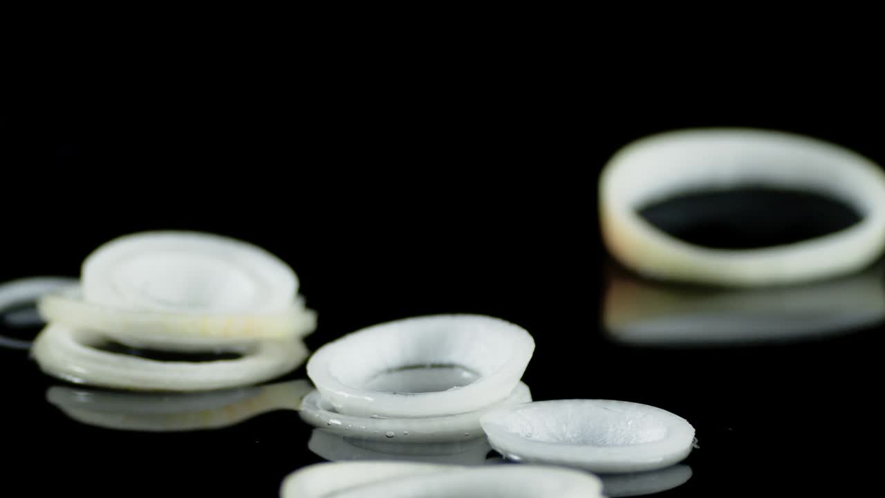 양파 반지는 물에 어져 떨어집니다.