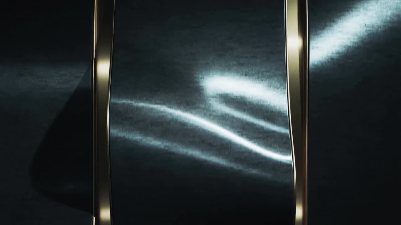 Con un debole riflesso iniziale, la luce scorre su un pannello centrale scuro, mentre binari dorati incorniciano la scena per una promozione.