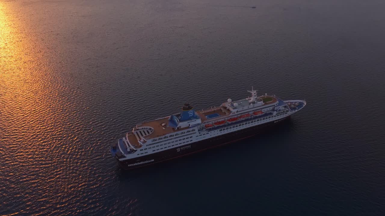 Fugleperspektiv af krydstogtskib ved daggry på åbent hav nær Marmaris