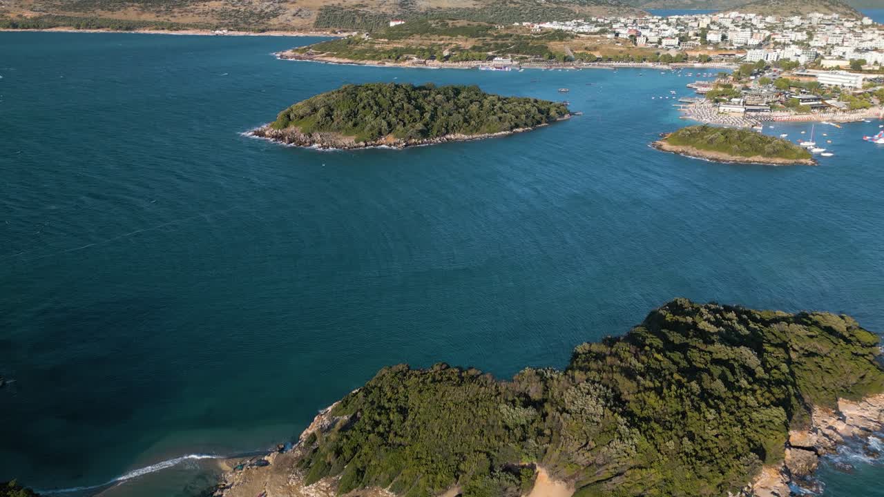 드론 도리는 알바니아의 ksamil 앞의 isole gemelle 위에서  ⁇ 빛 날에 촬영되었습니다.