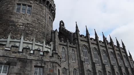 Vista-De-Arriba-Hacia-Abajo-De-La-Histórica-Fachada-De-Piedra-Del-Castillo-De-Dublín,-Irlanda