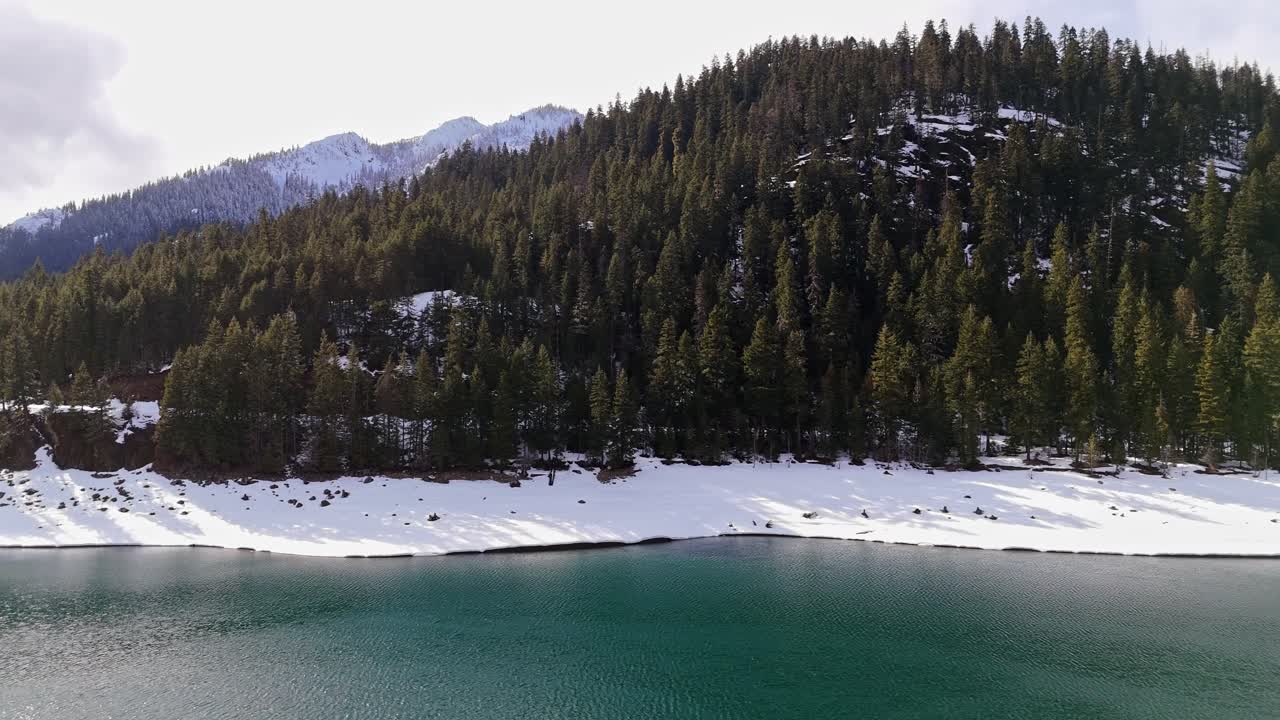 fotografía panorámica con avión no tripulado del lago kachess y la montaña con árboles de hoja perenne en el estado de washington