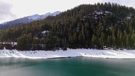 Toma-Panorámica-Con-Drones-Del-Lago-Kachess-Y-Montaña-Con-árboles-De-Hoja-Perenne-En-El-Estado-De-Washington.