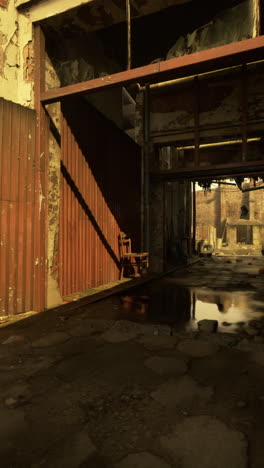 edificio abandonado con silla oxidada