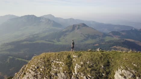 a câmera segue um jovem alpinista que desce uma enorme cordilheira na suíça em outubro