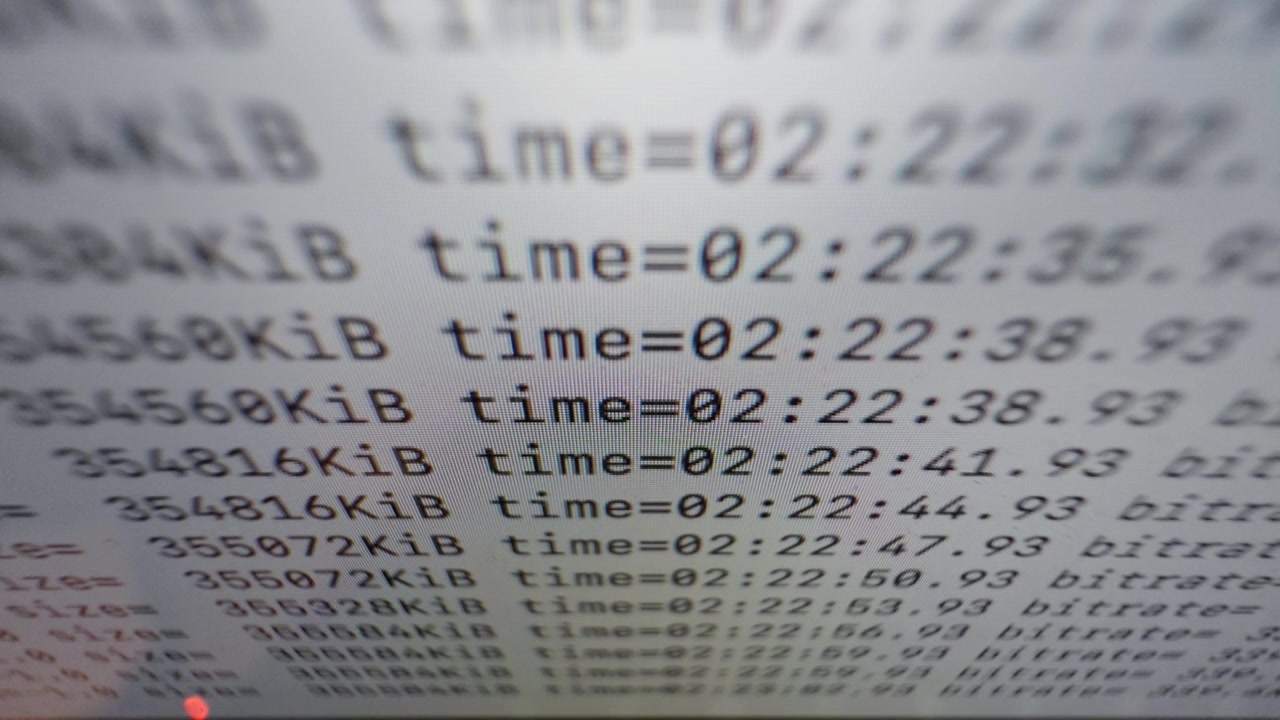 Gros plan d'un terminal informatique affichant des données en évolution rapide, des valeurs temporelles et des informations en KiB, créant une visualisation dynamique du traitement numérique, du calcul et des opérations logicielles