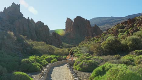 Mujer-Caucásica-Despreocupada-De-Vacaciones-En-Tenerife,-Visitando-Roques-De-García