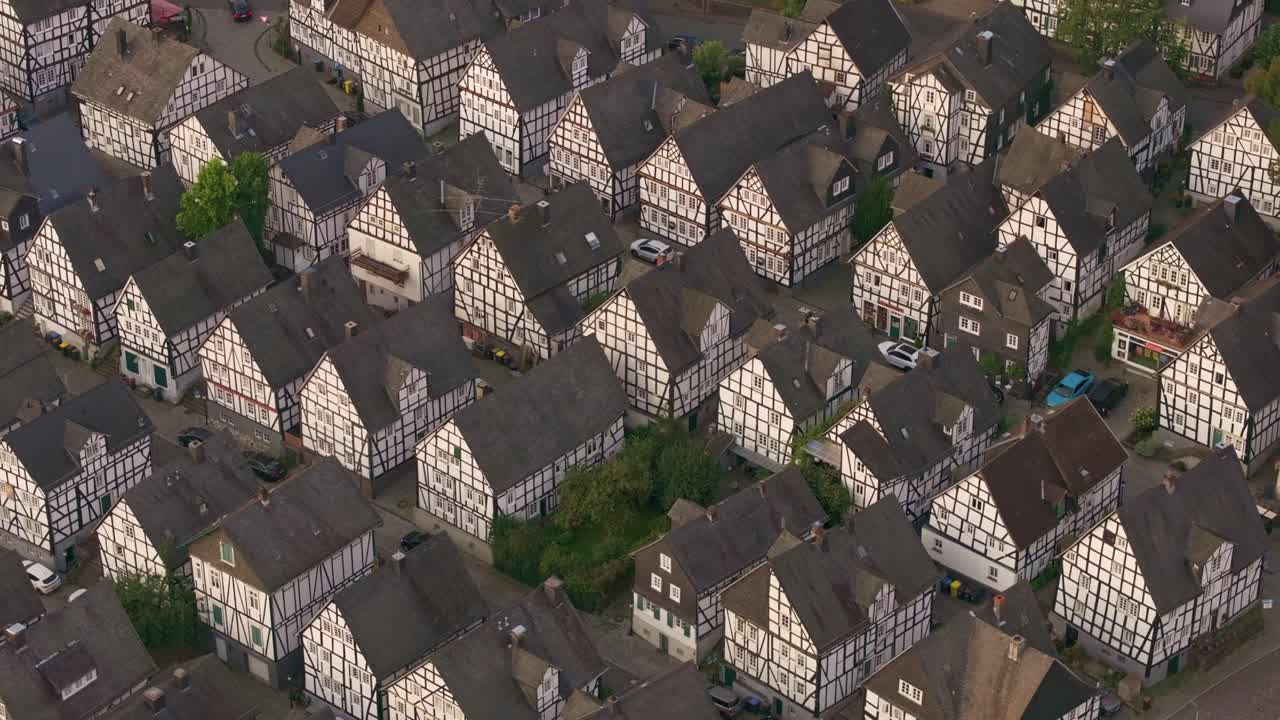Traditionel arkitektur: Bindingsværkshuse i Freudenberg, dronebillede