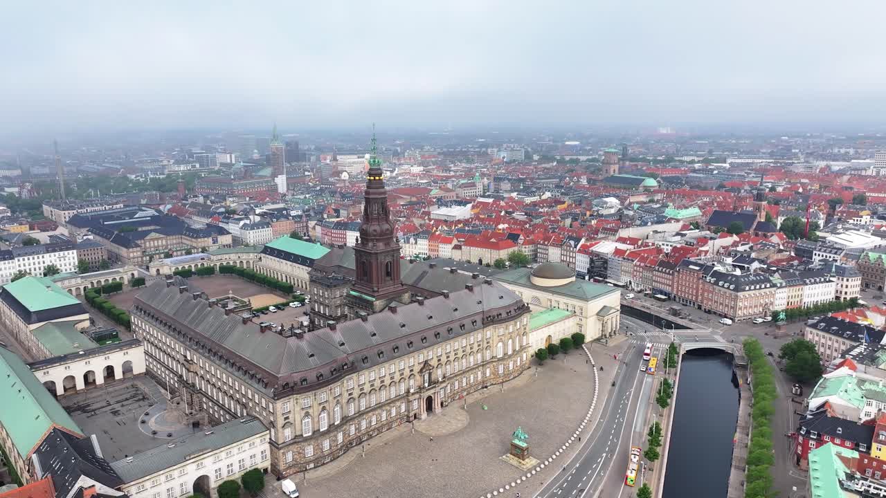 코펜하겐 중심부에 있는 크리스티안스보르그 궁전 건물