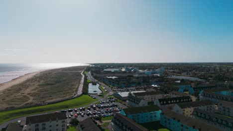 clip de video aéreo de la ciudad costera de skegness en la costa de lincolnshire al atardecer