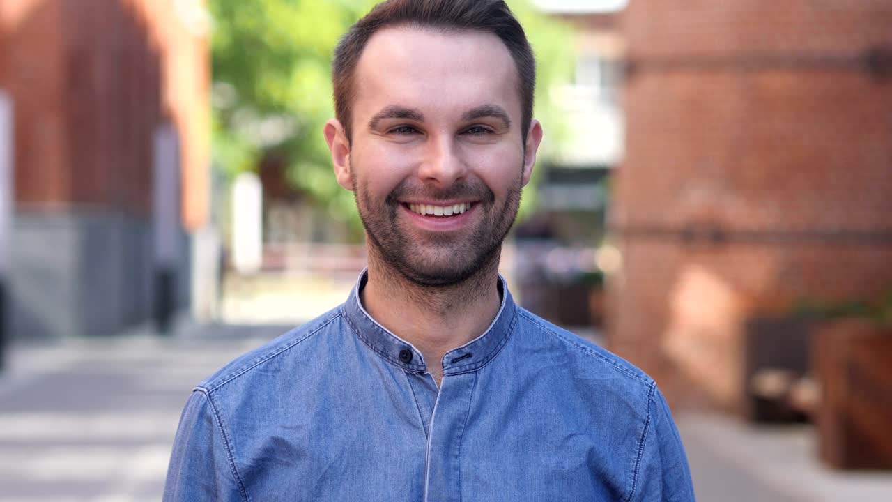 retrato de un hombre casual sonriente mirando a la cámara