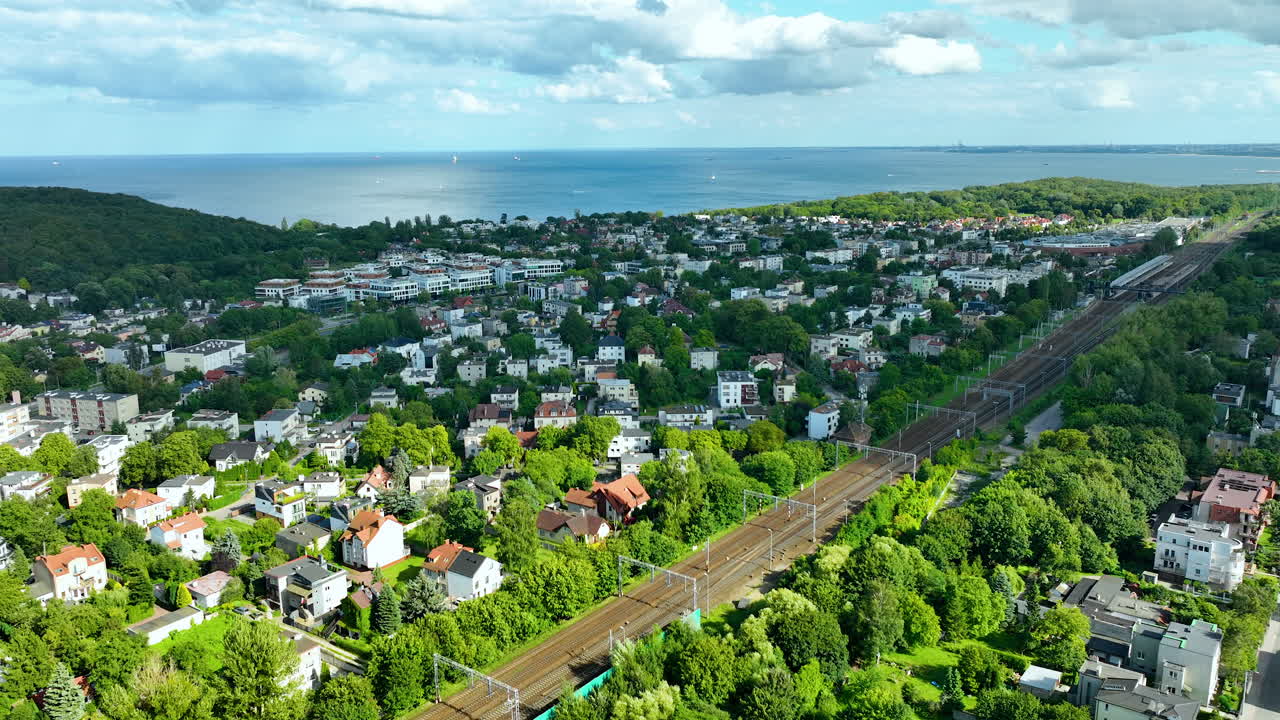 gdynia orłowo의 공중 파노라마 뷰, 거대한 주거 건물, 녹지 공간, 배경에 발트해를 특징으로합니다.