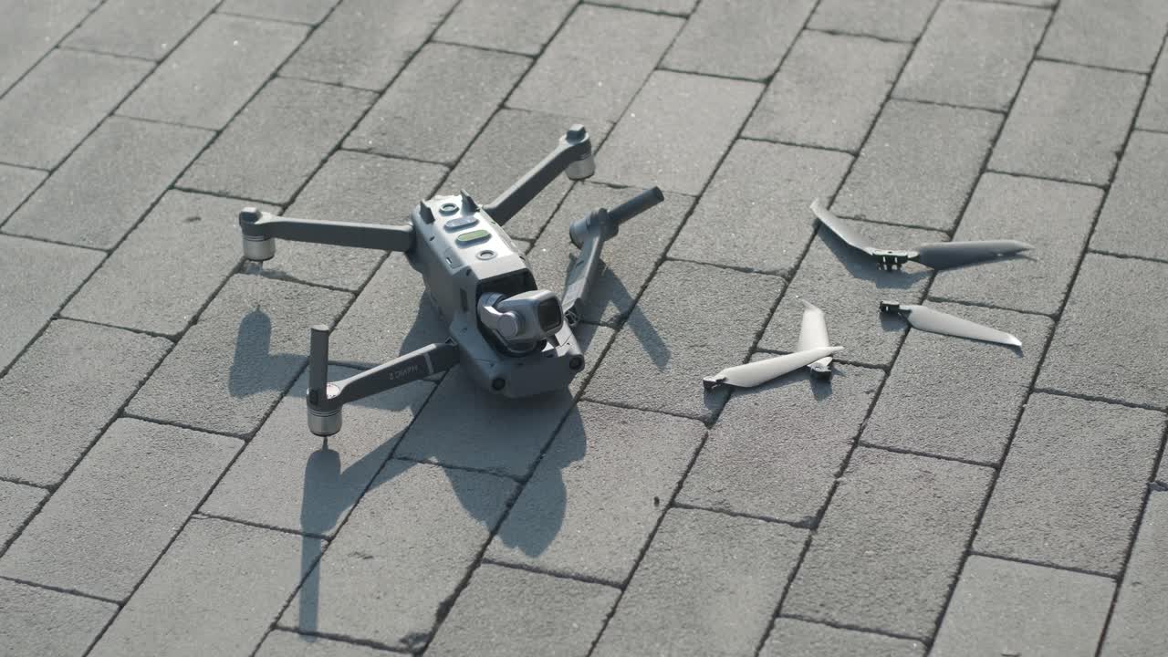 추락한 드론이 땅에 누워서 손상되었습니다.