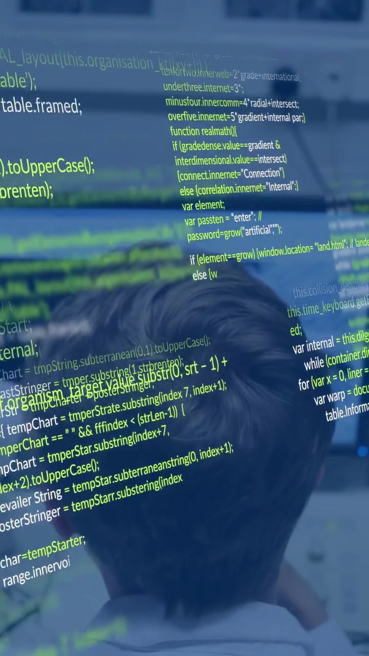 Verticale video: Ontwikkelaar zit aan bureau, voert code uit en debugt terwijl coderegels erboven schuiven