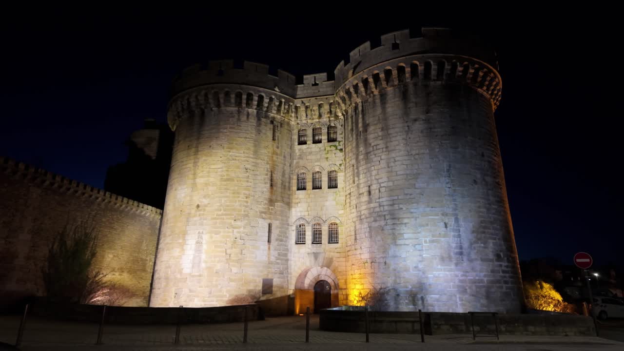 el castillo ducal de alencon iluminado por la noche, orne en normandía, francia