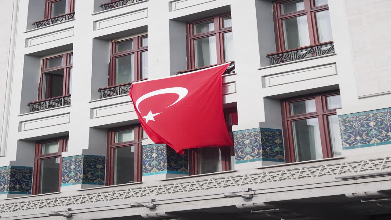 bandera turca en la fachada del edificio