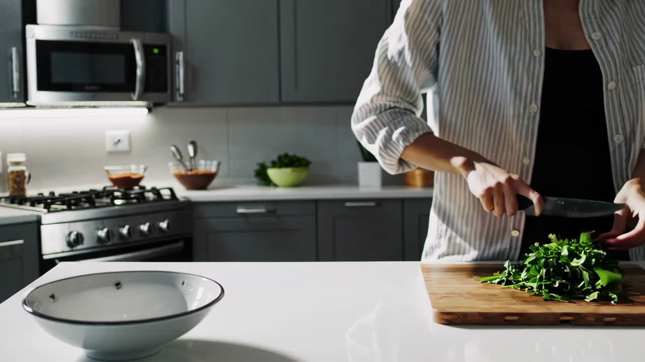 Donna che taglia verdure in una cucina moderna