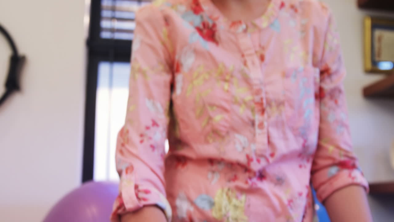 소년에게 물리치료를 하는 물리치료사 4k