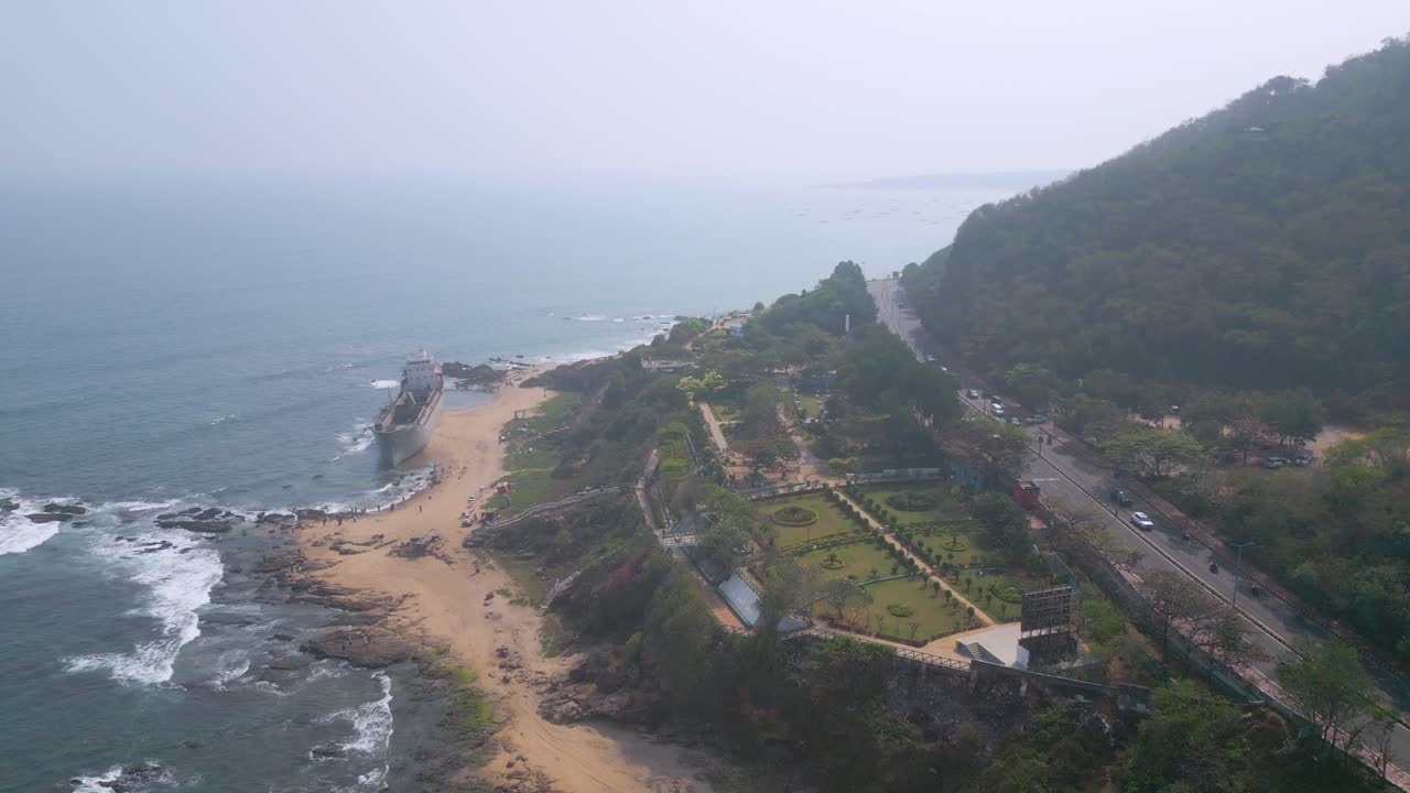 Veduta aerea di RK Beach, Bheemunipatnam Beach, Arco di roccia naturale, Tenneti Park, Nave MV MAA, Visakhapatnam, India