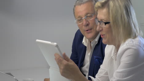 empresarios que trabajan con tabletas