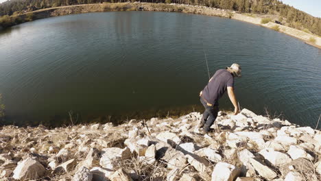 Clip-De-Alta-Definición-De-4k-De-Un-Hombre-Pescando-Con-Mosca