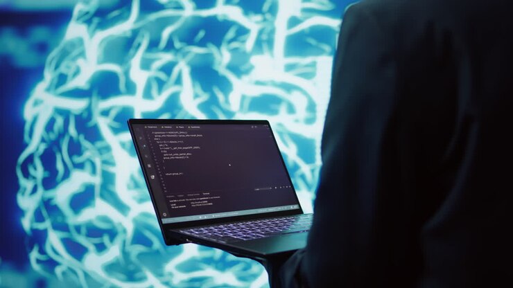 Close-up di un lavoratore che utilizza l'apprendimento profondo dell'AI e un portatile per esaminare i dati
