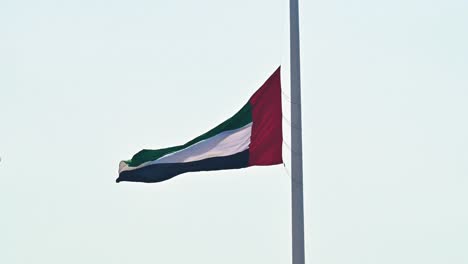 Die-Flagge-Der-Vereinigten-Arabischen-Emirate-Weht-Auf-Halbmast