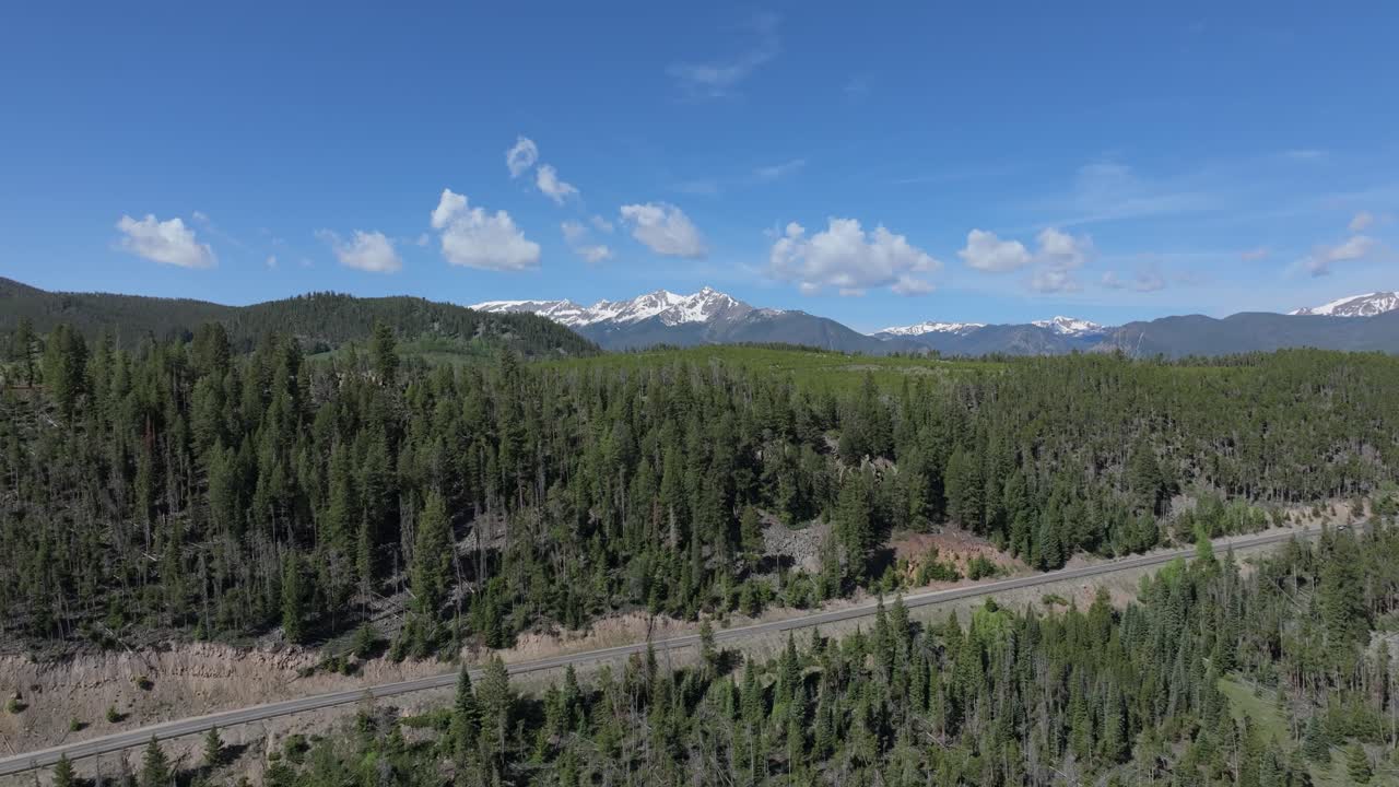 drone flyover bosque de coníferas revelación del paisaje montañoso, montañas de colorado, estados unidos
