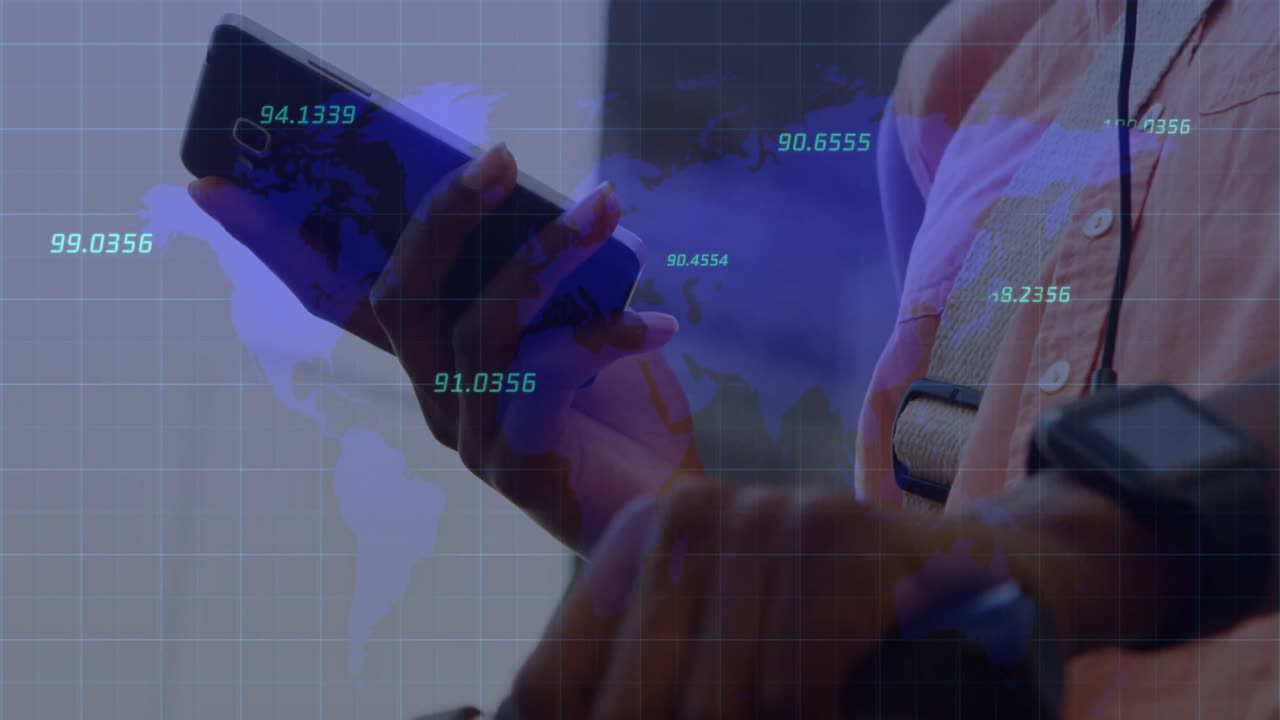animación del mapa del mundo y procesamiento de datos sobre una mujer de negocios biracial que usa un teléfono inteligente