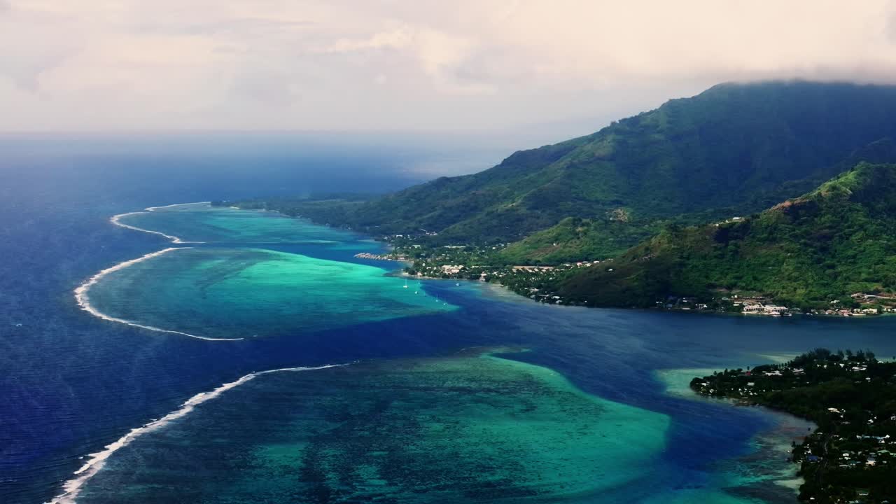 Droneoptagelse af Opunohu-bugten i Moorea, Fransk Polynesien, der viser koralrevsringe, klart lagunevand og Ta'ahiamanu-strandens kystlinje langs Stillehavskysten i en cirkelbevægelse mod højre.