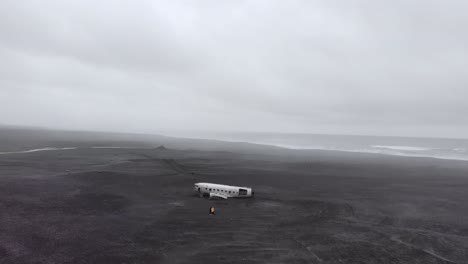 在冰島的黑海灘上拍攝一架白色飛機墜毀的空中圖片