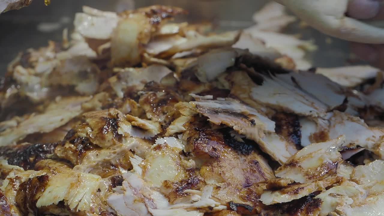 Primo piano di shawarma di pollo cotto a fette o döner kebab