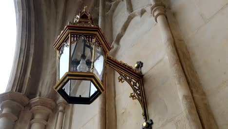 Lámpara-De-Calle-Vintage-Colgada-En-La-Fachada-Exterior-De-La-Abadía-De-Westminster